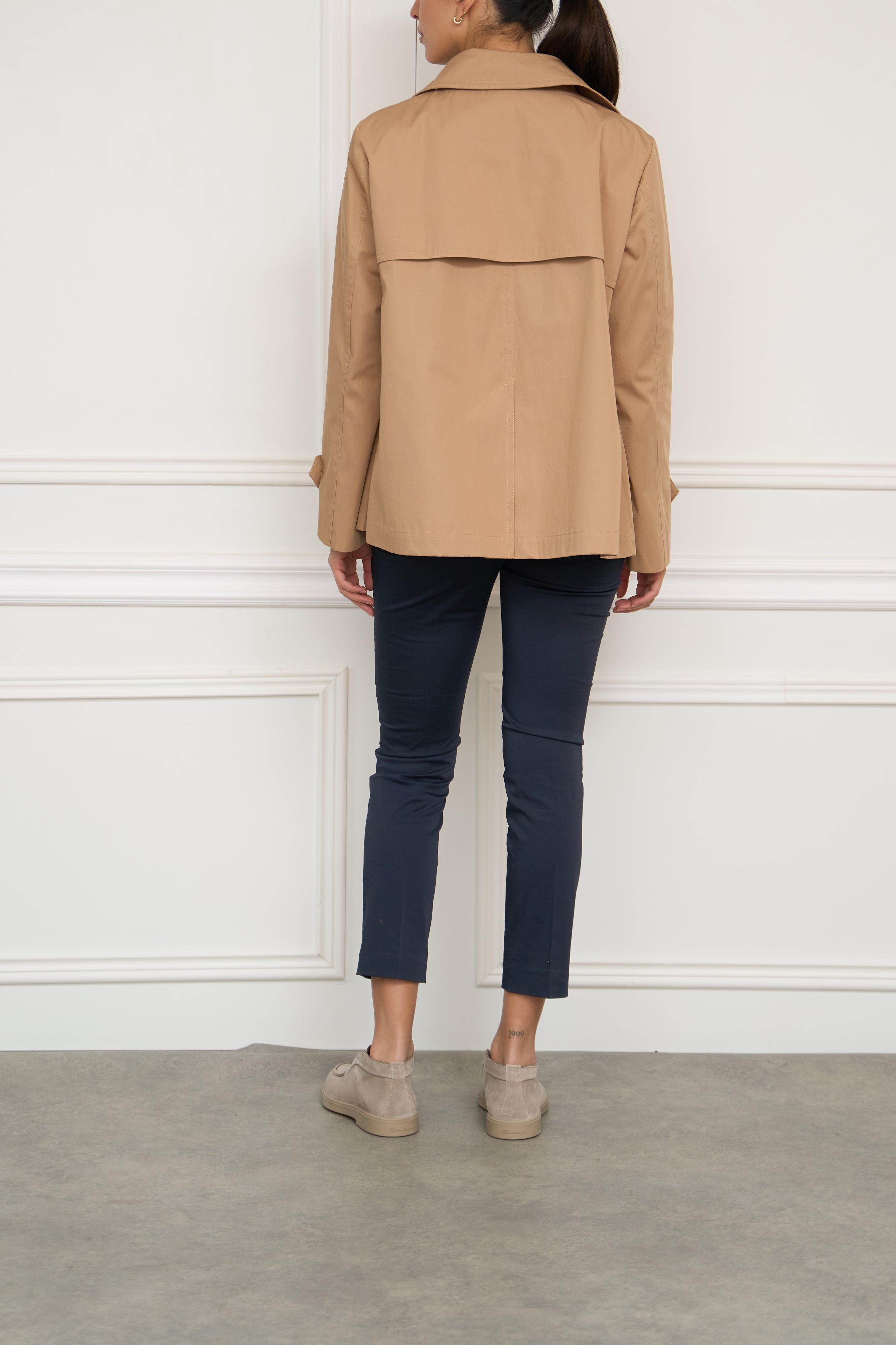 Kurzer Trenchcoat in beige