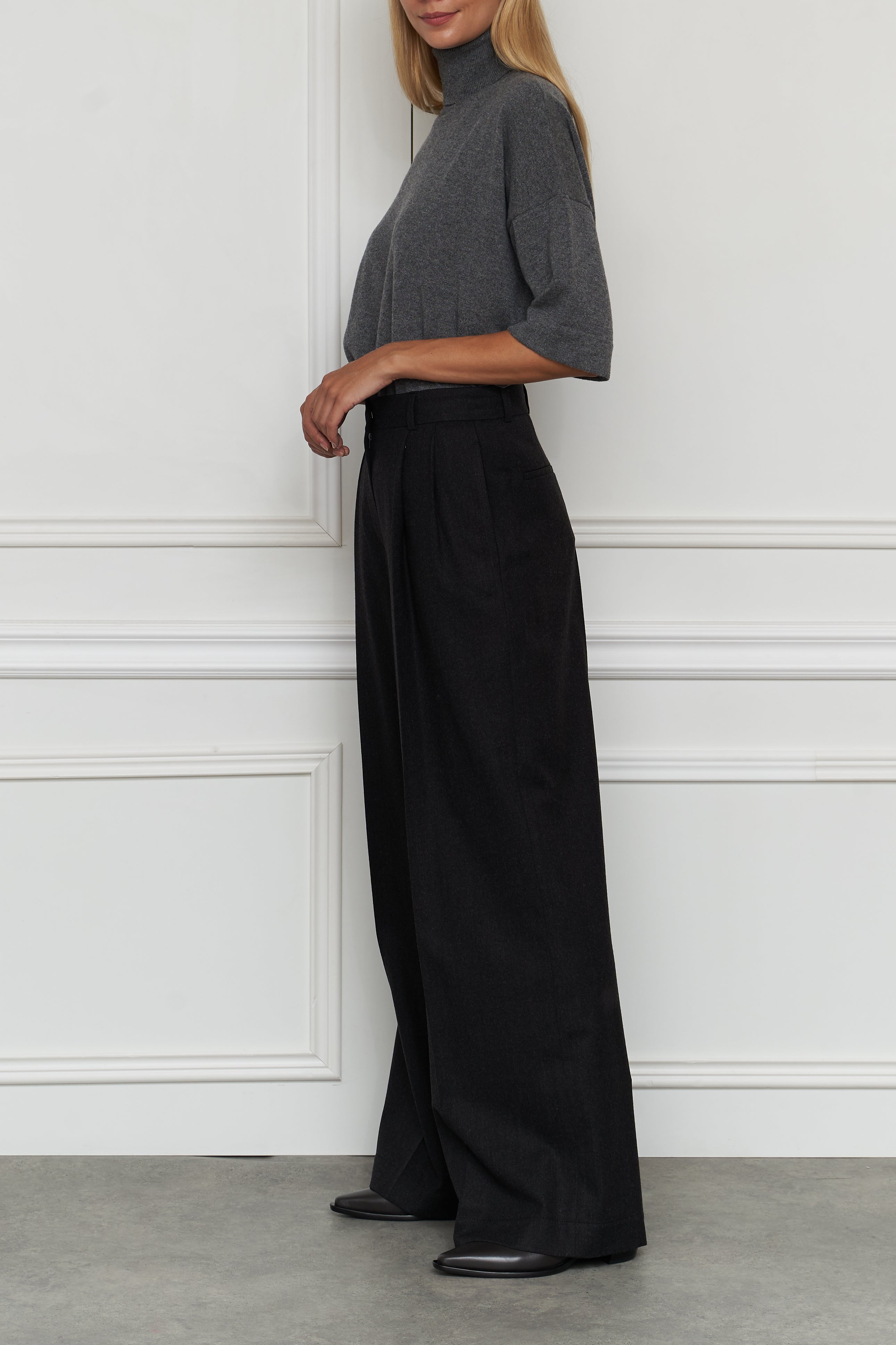 Wide trousers in anthracite