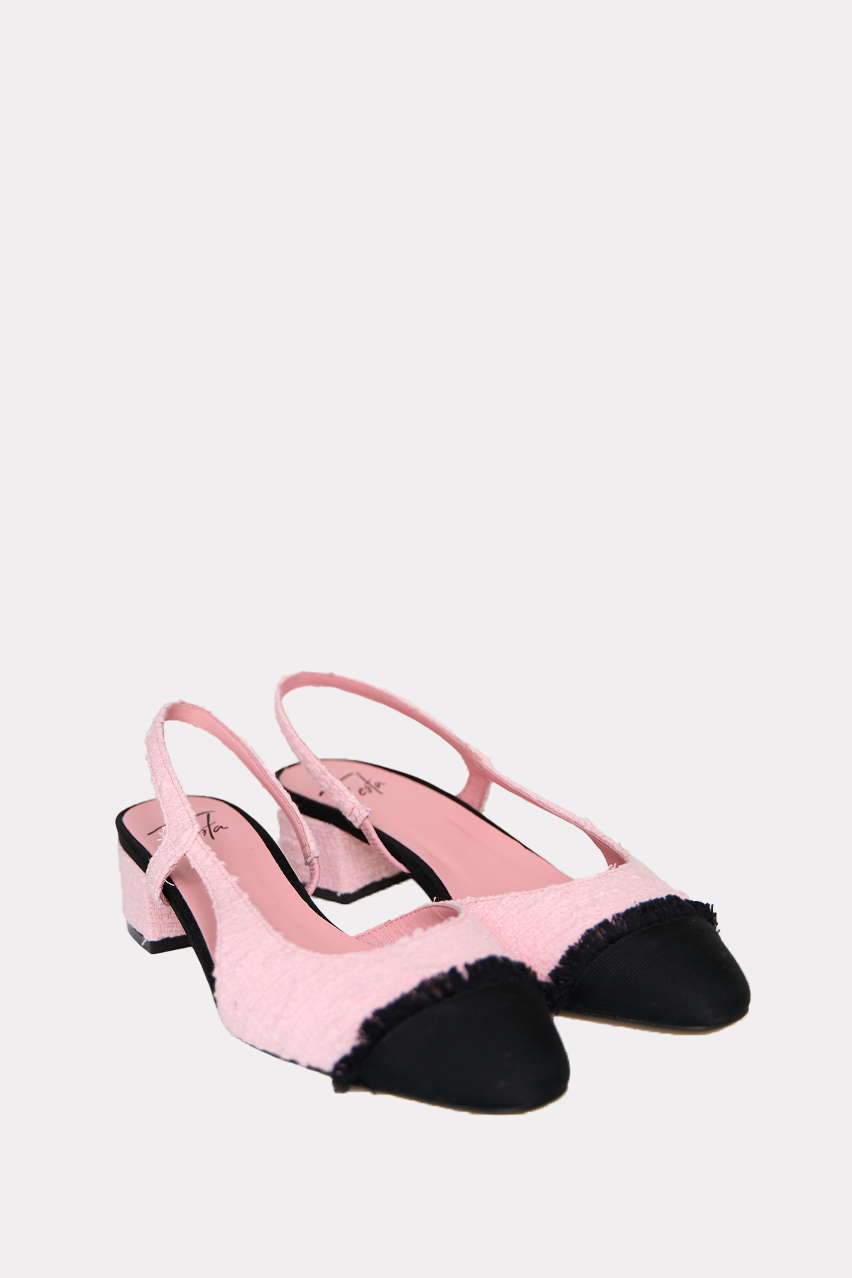 Flat slingbacks in black