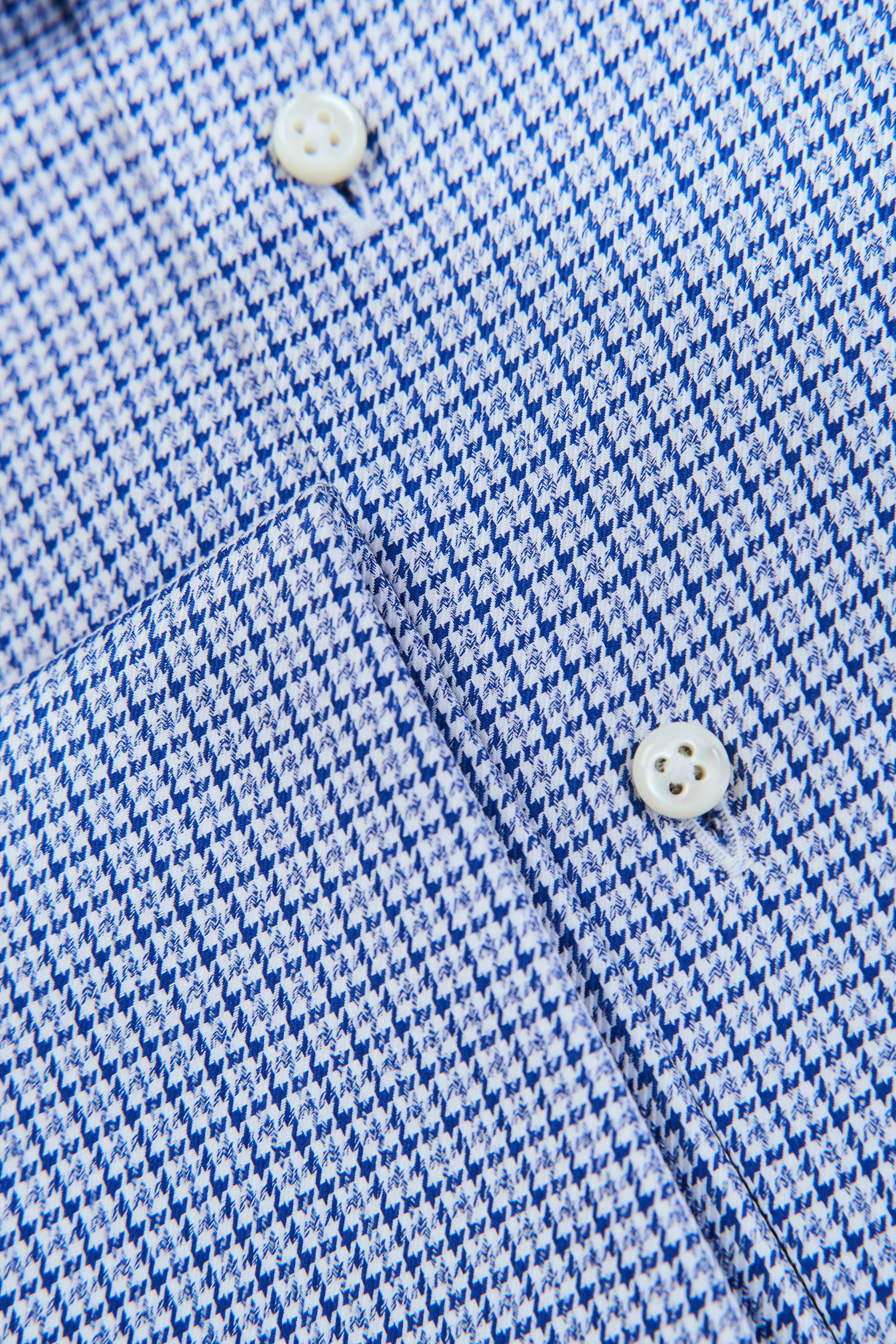 Shirt in blue/grey-blue-white houndstooth with shark collar